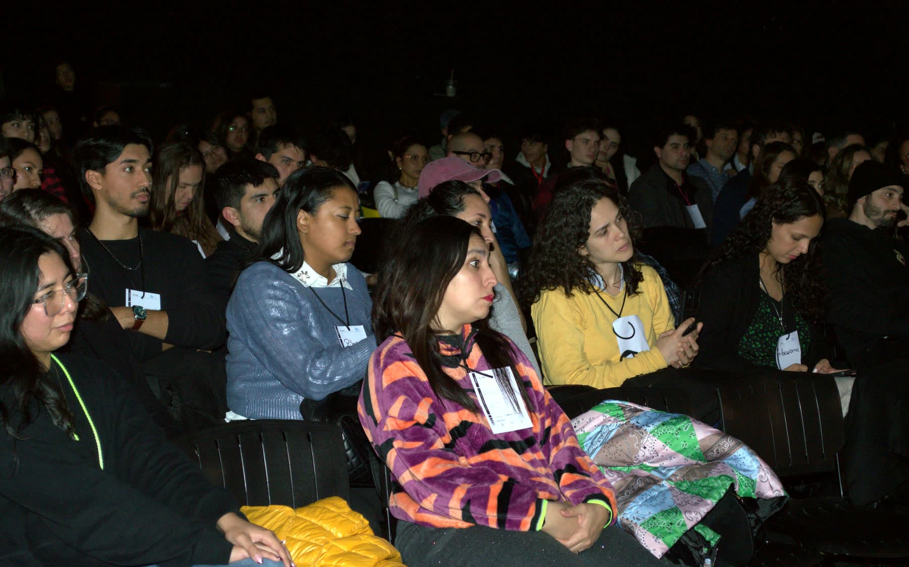 Asistentes con credenciales escuchan una charla en un encuentro de Diiirect